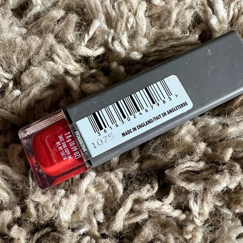 NWT Covergirl exhibitionist ultra matte 675 all abuzz lipstick